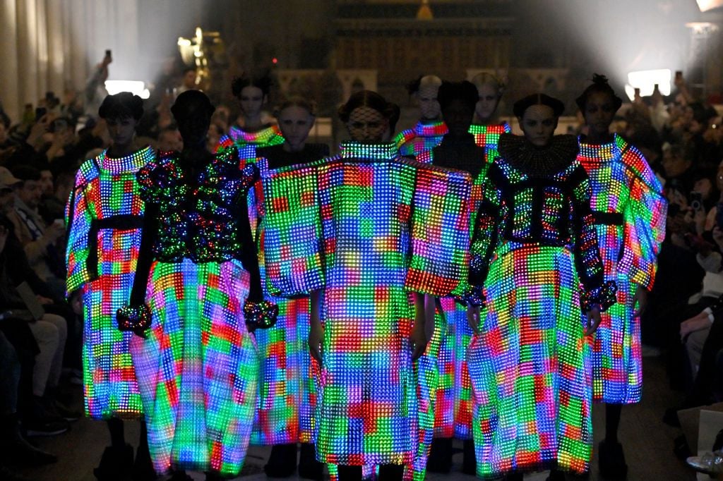 巴黎时装周：科技重塑未来时尚的五大路径