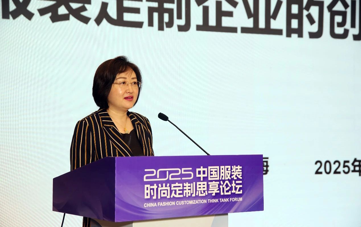 seamai 中国服装协会特邀副会长、定制专业委员会常务副主任委员,大连市服装纺织协会会长,大杨集团党委书记、总经理胡冬梅